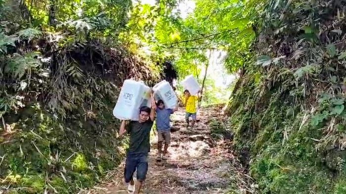 Petugas panggul logistik Pemilu ke kawasan Baduy (dok. Istimewa)