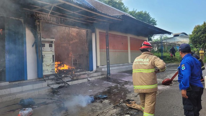 Petugas sedang melakukan pemadaman pom bensin mini yang terbakar di Kota Malang
