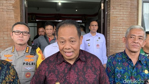 Pj Gubernur Bali Sang Made Mahendra Jaya seusai meninjau salah satu TPS di Tabanan, Bali, Selasa (13/2/2024).