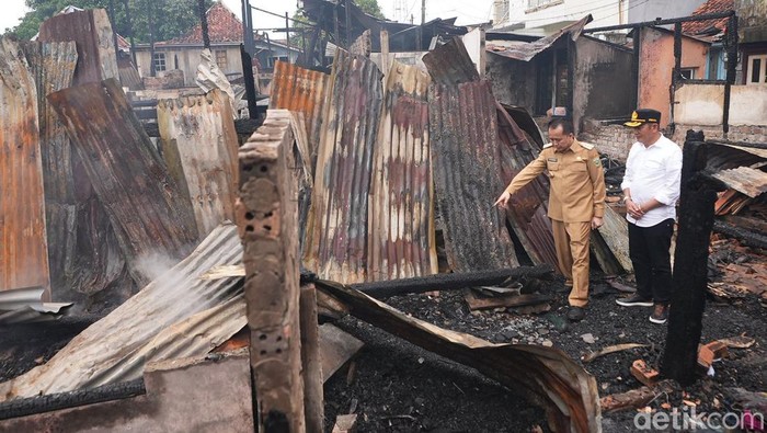 Pj Gubernur Sumsel mengecek lokasi kebakaran rumah di Palembang.
