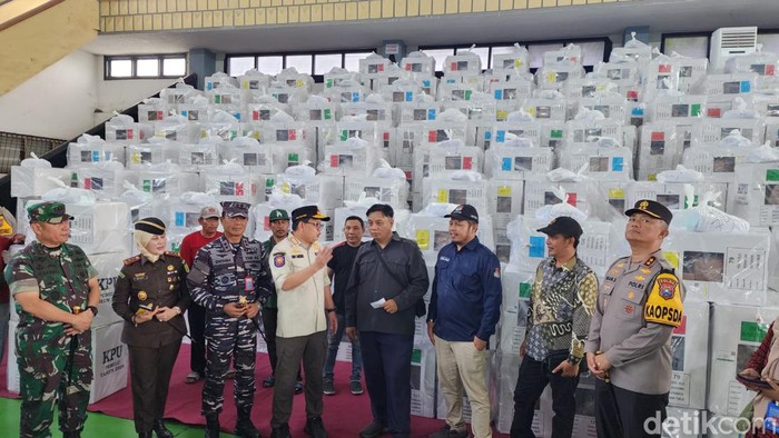 Plh Gubernur Jatim Adhy Karyono mengecek kesiapan logistik jelang Pemilu 2024