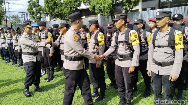 Polisi di Kuningan mulai digeser untuk mengamankan TPS di hari pencoblosan