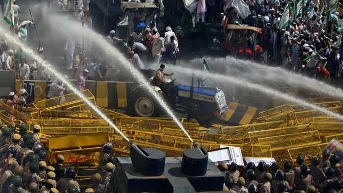 Police use water cannons to disperse farmers during a protest demanding better price for their produce on the outskirts of New Delhi, India, October 2, 2018. REUTERS/Stringer