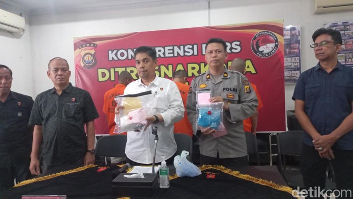 Polisi menujukkan barang bukti sabu yang dicampur gula untuk kelabui petugas.