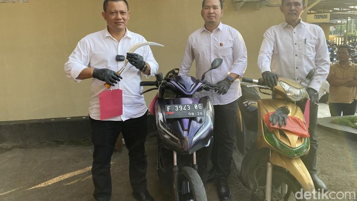 Polisi menunjukkan barang bukti.