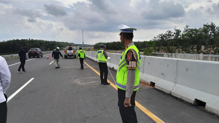 Polisi olah TKP kecelakaan tunggal Avanza ngebut di Tol Indraprabu hingga 2 orang tewas.