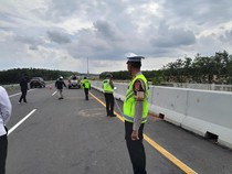 Avanza Pecah Ban Tabrak Pembatas Tol Indraprabu, 2 Orang Tewas