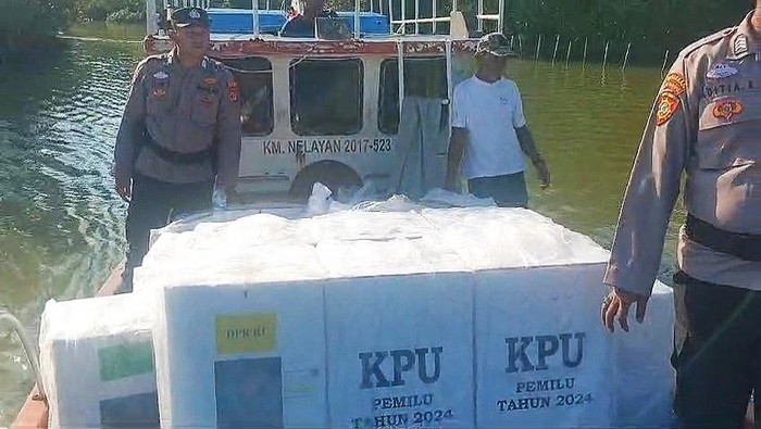 Polisi saat mendistibusikan logistik pemilu ke daerah terpencil di wilayah Lampung.