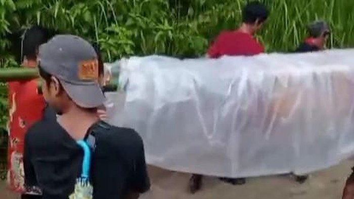 Potongan video jenazah ditandu.