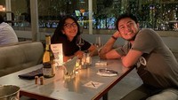 Bertemu dengan sahabatnya, pria 35 tahun ini pilih agenda makan bersama. Mereka terlihat ditemani sebotol wine. Foto: Instagram anggerdimas