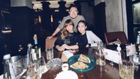 Kalau ini momen Angger Dimas bersama dua sahabat wanitanya. Menu pizza dipesan untuk dinikmati bersama. Foto: Instagram anggerdimas