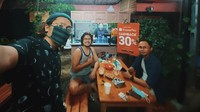 Di kedai kopi sederhana di Cipete Selatan ini, Angger Dimas juga santai dengan teman-temannya. Banyak gelas kopi terlihat di meja mereka. Foto: Instagram anggerdimas