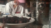 Saat di Kupang, Angger Dimas terlihat pesan daging panggang di sana. Kupang lyfeee, tulisnya di keterangan Instagram.  Foto: Instagram anggerdimas