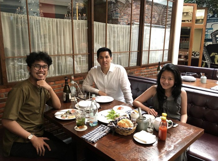 Potret Hangat Angger Dimas Saat Makan Bareng Keluarga dan Sahabat Potret Hangat Angger Dimas Saat Makan Bareng Keluarga dan Sahabat
