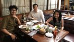 Potret Hangat Angger Dimas Saat Makan Bareng Keluarga dan Sahabat