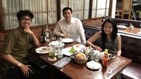Momen kumpul bersama teman-temannya dari Los Angeles, Angger Dimas pilih menikmati makanan Barat. Begini potret manis kebersamaan mereka. Foto: Instagram anggerdimas
