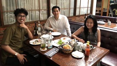 Potret Hangat Angger Dimas Saat Makan Bareng Keluarga dan Sahabat