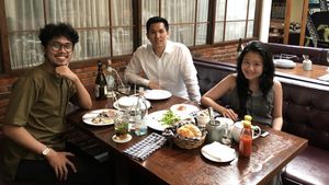 Potret Hangat Angger Dimas Saat Makan Bareng Keluarga dan Sahabat
