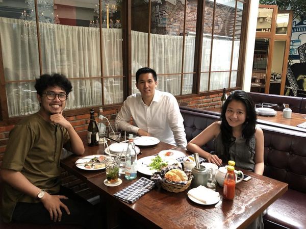 Potret Hangat Angger Dimas Saat Makan Bareng Keluarga dan Sahabat
