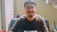 Pemilik nama lengkap Raden Angger Dimas Riyanto ini adalah seorang musisi elektronik, DJ, dan produser musik asal Jakarta. Ia memiliki label rekaman Dim Mak Records dan Mixmash Records.  Foto: Instagram anggerdimas
