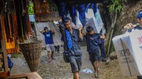 KPU Kabupaten Lebak mulai mendistribusikan kotak suara Pemilu 2024 dari gudang logistik Desa Kanekes menuju TPS yang berada di pedalaman Suku Badui.