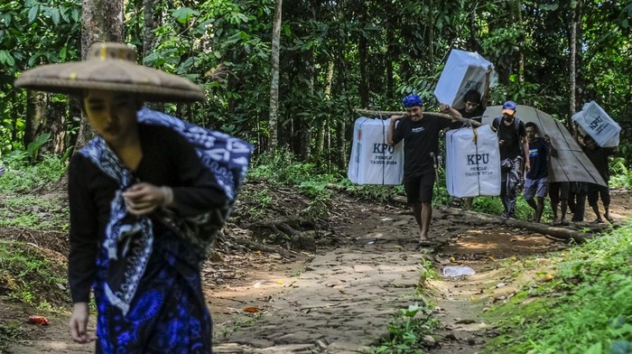 Potret Pengiriman Logistik Pemilu 2024 di Pedalaman Badui Warga Suku Badui mengangkut kotak suara menuju tempat pemungutan suara (TPS) di Desa Kanekes, Lebak, Banten, Selasa (13/2/2024). KPU Kabupaten Lebak mulai mendistribusikan kotak suara Pemilu 2024 dari gudang logistik Desa Kanekes menuju TPS yang berada di pedalaman Suku Badui dengan berjalan kaki sejauh 5 kilometer. ANTARA FOTO/Muhammad Bagus Khoirunas/foc.