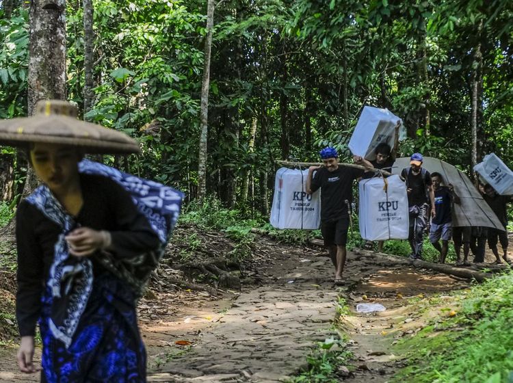 Potret Pengiriman Logistik Pemilu 2024 di Pedalaman Badui