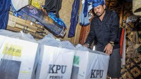 Warga membawa logistik Pemilu dengan berjalan kaki sejauh 5 kilometer.