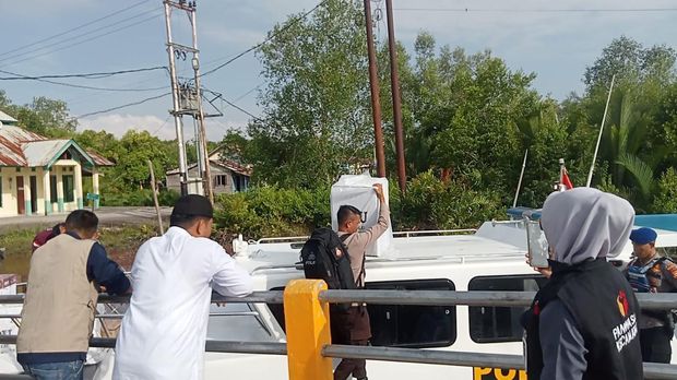 Potret polisi mendistribusi logistik Pemilu di Rohil. (Dok Polres Rohil)