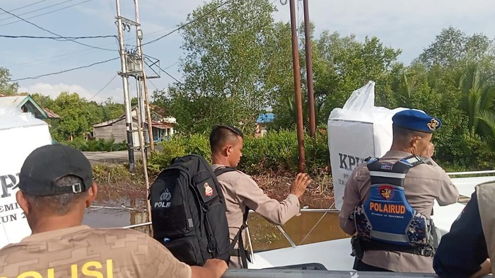 Potret polisi mendistribusi logistik Pemilu di Rohil. (Dok Polres Rohil)