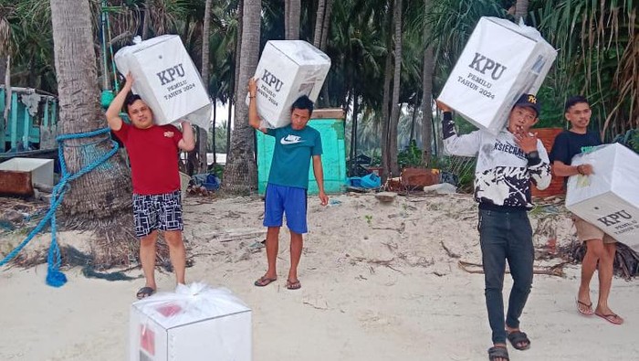 Proses distribusi logistik pemilu di pulau terluar Pangkep.
