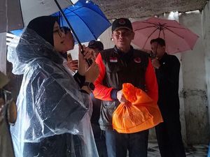 Bupati Ipuk Bagikan Puluhan Paket Sembako untuk Korban Angin Kencang