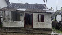 Salah satu rumah di Desa Parijatah Wetan, Kecamatan Srono yang rusak setelah diterjang angin kencang. Sebanyak 50 unit rumah yang mengalami kerusakan sedang maupun parah.
