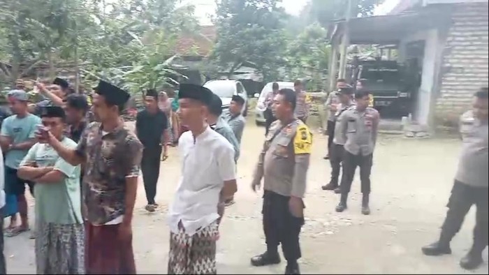 Puluhan warga Sampang mendatangi salah satu sekretariat PPS protes karena belum dapat undangan Pemilu 2024.