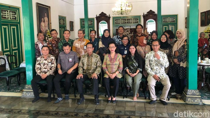 Raja Keraton Jogja yang juga Gubernur DIY, Sri Sultan Hamengku Buwono (HB) X menerima rombongan KPU di kediamannya, Kraton Kilen, Selasa (13/2/2024).