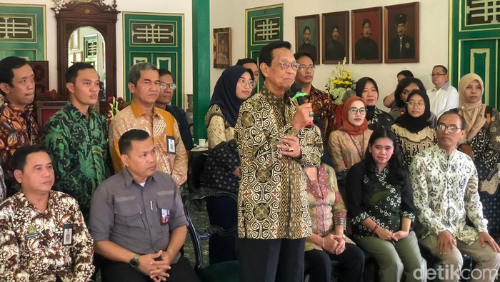 Raja Keraton Jogja yang juga Gubernur DIY, Sri Sultan Hamengku Buwono (HB) X menerima rombongan KPU di kediamannya, Kraton Kilen, Selasa (13/2/2024).