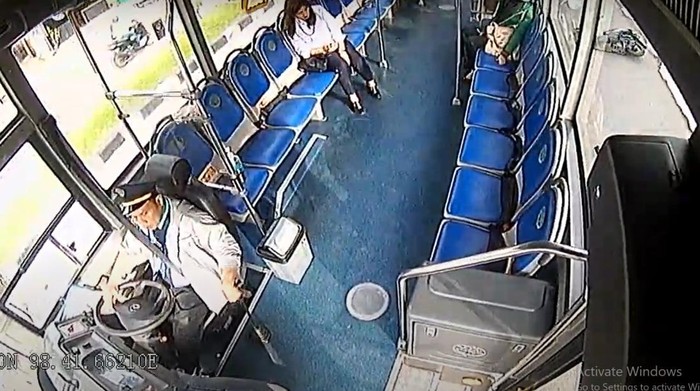 Rekaman CCTV saat bus Trans Metro Deli menabrak pemotor di Medan. (Istimewa)