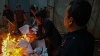 Petugas KPU membakar kertas suara yang rusak di gudang KPU, Kabupaten Batang, Jawa Tengah, Selasa (13/2/2024). ANTARA FOTO/Harviyan Perdana Putra.  