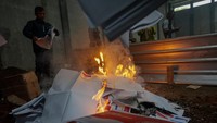 KPU Batang bersama Bawaslu memusnahkan kertas suara yang rusak pada Pemilu 2024 sebanyak 12.678 lembar di gudang KPU dengan tujuan tidak ada kertas suara sisa yang disimpan di KPU Batang. ANTARA FOTO/Harviyan Perdana Putra.  