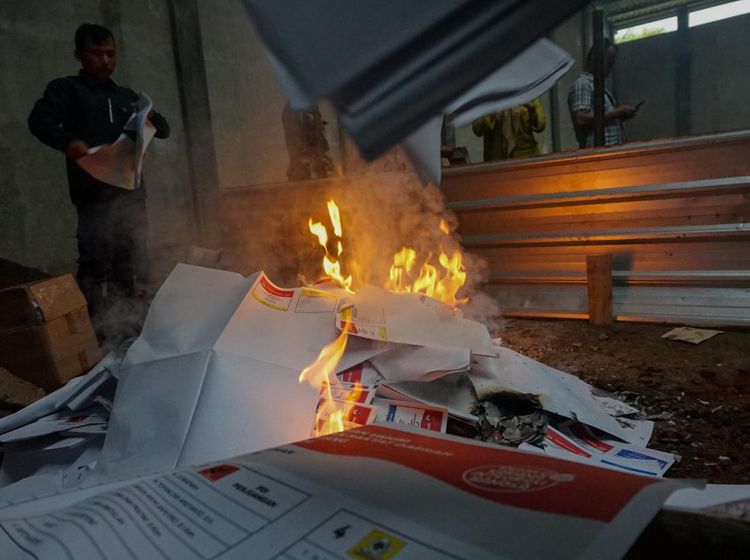 Robek dan Bakar, Surat Suara Rusak Ini Dimusnahkan