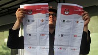 Petugas memperlihatkan surat suara Pemilu 2024 yang rusak di gudang distribusi logistik KPU Padang, Sumatera Barat, Selasa (13/2/2024). KPU Setempat memusnahkan 10.000 lembar surat suara yang rusak dan berlebih untuk mengantisipasi penyalahgunaan. ANTARA FOTO/Muhammad Arif Pribadi.