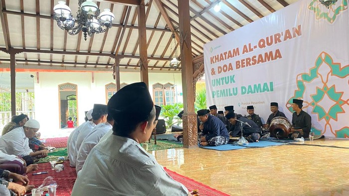 Samawi Gelar Doa Bersama untuk Pemilu Damai Solidaritas Ulama Muda Jokowi (Samawi) mengadakan khataman Al Quran di Pondok Pesantren Nurul Falah, Gunungkidul, Yogyakarta (13/2/24).