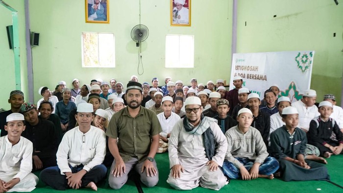 Acara doa bersama digelar di Pondok Pesantren Raudhatul Musthofa Barito Kuala Kalimantan Selatan. Tujuannya untuk mendoakan agar Pemilu berjalan damai.