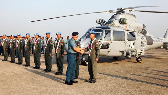Satgas Maritime Task Force TNI Konga XXVIII Tiba di Tanah Air Komandan Pusat Penerbangan TNI Angkatan Laut Laksda TNI Sisyani Jaffar (kedua kanan) berjabat tangan dengan crew Heli AS 565 Mbe yang tergabung dalam Satgas Maritime Task Force (MTF) TNI Kontingen Garuda (Konga) XXVIII-N/UNIFIL (United Nations Interim Force in Lebanon) di Apron Fasharkan Pesud Puspenerbal, Lanudal Juanda, Sidoarjo, Jawa Timur, Selasa (13/2/2024). Sebanyak sembilan crew Heli AS 565 Mbe HS1306 Skuadron 100 Wing Udara 2 Pusepenerbal Juanda tersebut telah melaksanakan misi perdamaian PBB di Lebanon selama 14 bulan. ANTARA FOTO/Umarul Faruq/foc.