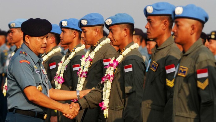 Satgas Maritime Task Force TNI Konga XXVIII Tiba di Tanah Air Komandan Pusat Penerbangan TNI Angkatan Laut Laksda TNI Sisyani Jaffar (kedua kanan) berjabat tangan dengan crew Heli AS 565 Mbe yang tergabung dalam Satgas Maritime Task Force (MTF) TNI Kontingen Garuda (Konga) XXVIII-N/UNIFIL (United Nations Interim Force in Lebanon) di Apron Fasharkan Pesud Puspenerbal, Lanudal Juanda, Sidoarjo, Jawa Timur, Selasa (13/2/2024). Sebanyak sembilan crew Heli AS 565 Mbe HS1306 Skuadron 100 Wing Udara 2 Pusepenerbal Juanda tersebut telah melaksanakan misi perdamaian PBB di Lebanon selama 14 bulan. ANTARA FOTO/Umarul Faruq/foc.
