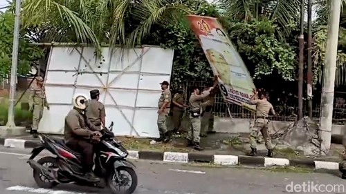 Satpol PP menertibkan baliho APK di Gianyar, Bali, Selasa (13/2/2024).