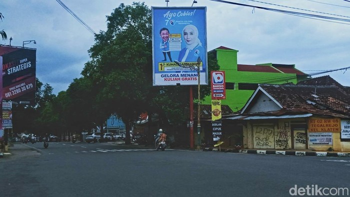 Sejumlah baliho kampanye masih terpasang di Klaten menjelang pemilu, Selasa (13/2/2024).