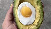 Di masa-masa clean eating nya, pemain film ‘30 Hari Mencari Cinta’ itu hanya mengonsumi makanan sehat dan bergizi. Contohnya seperti menu sarapannya ini, terdiri dari buah alpukat dan telur rebus. Foto: Instagram @nirinazubir_