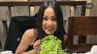 Meskipun makan di luar rumah, aktris keturunan Minangkabau ini tetap berusaha makan banyak sayuran. Begini potret saat Nirina Zubir pesan satu piring panjang sayuran di restoran BBQ Korea. Foto: Instagram @nirinazubir_