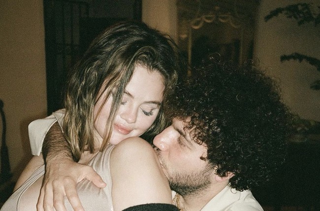 Dalam foto lainnya menunjukkan kemesraan level lain. Selena duduk di pangkuan Benny, sementara Benny mencium lengan Selena. Foto: Dok. Instagram